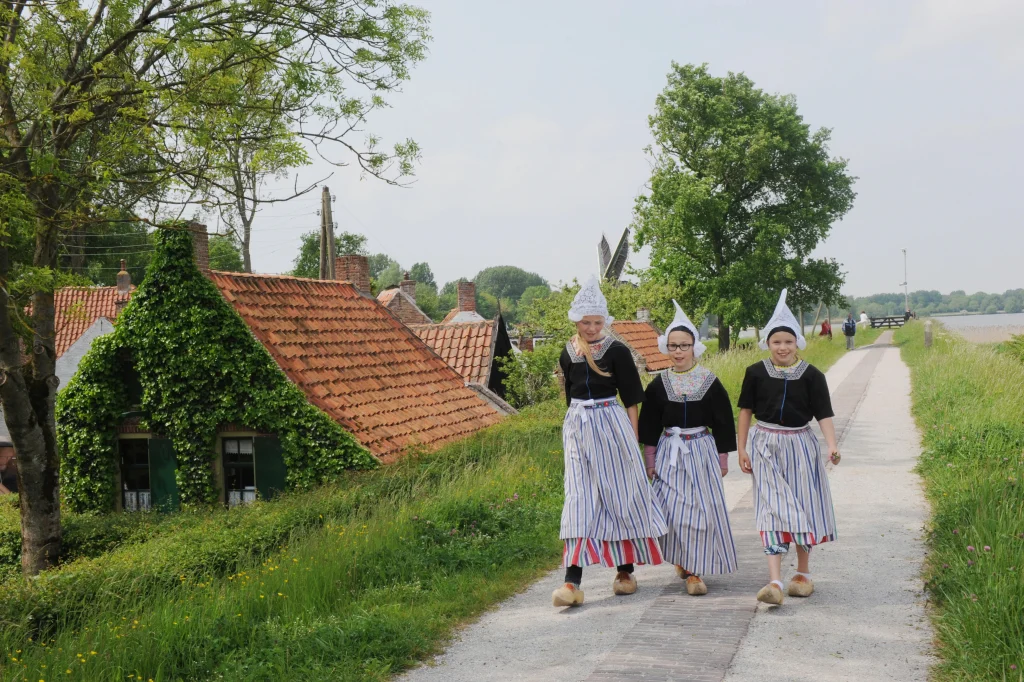 Meisjes in klederdracht Zuiderzeemuseum