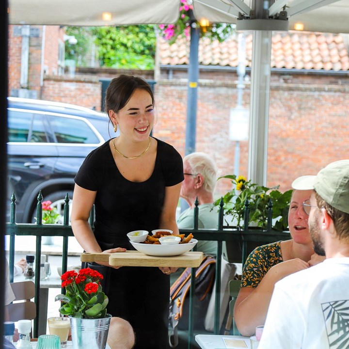 Serveerster bij De Eendracht bij Van Bleiswijk