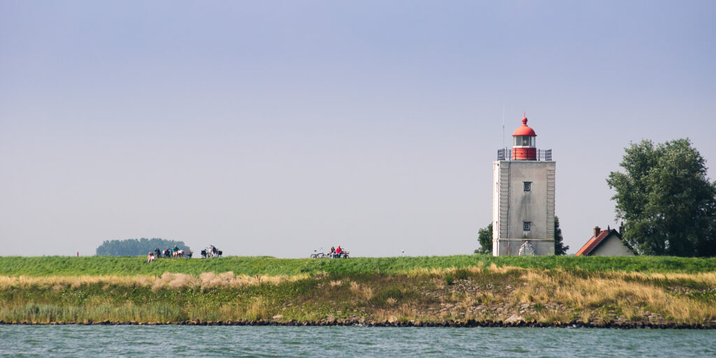 Vuurtoren de Ven vanaf het water.