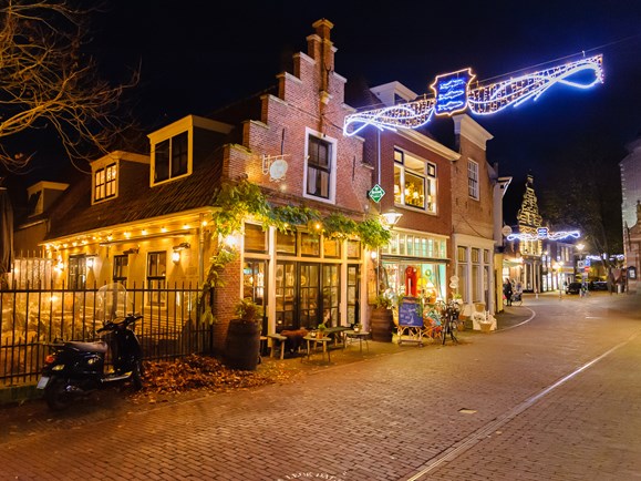 Winkelstraat Enkhuizen in de avond