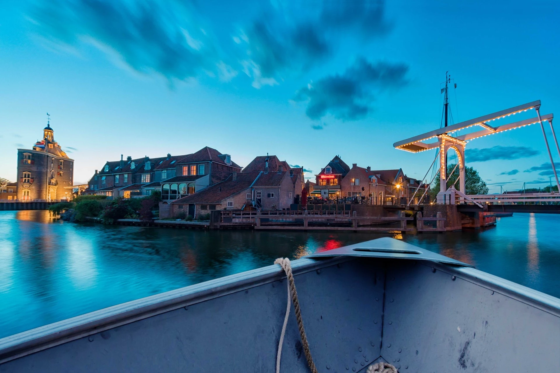 Oude haven vanaf een boot met Drommedaris