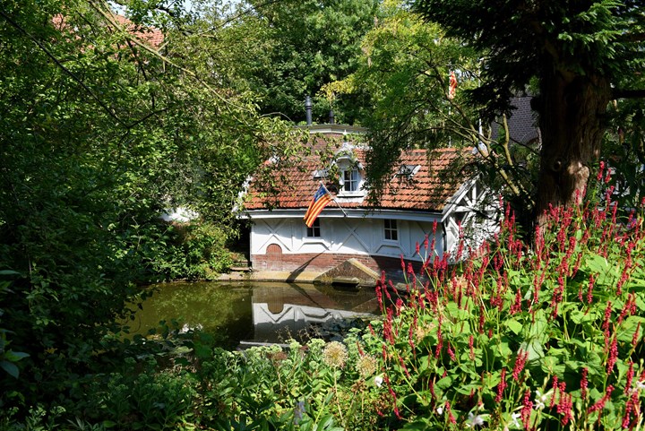zwanenhuisje aan het water