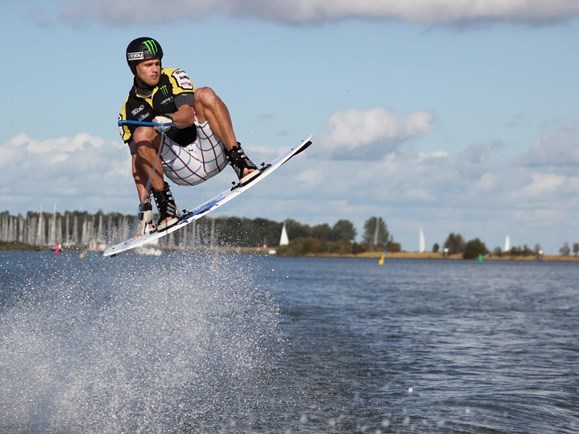 Windsurfer springt uit het water