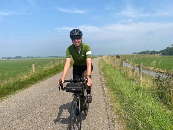 Wielrenner op Westfriese Omringdijk