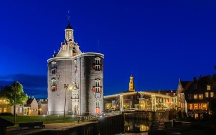 De Drommedaris in de avond