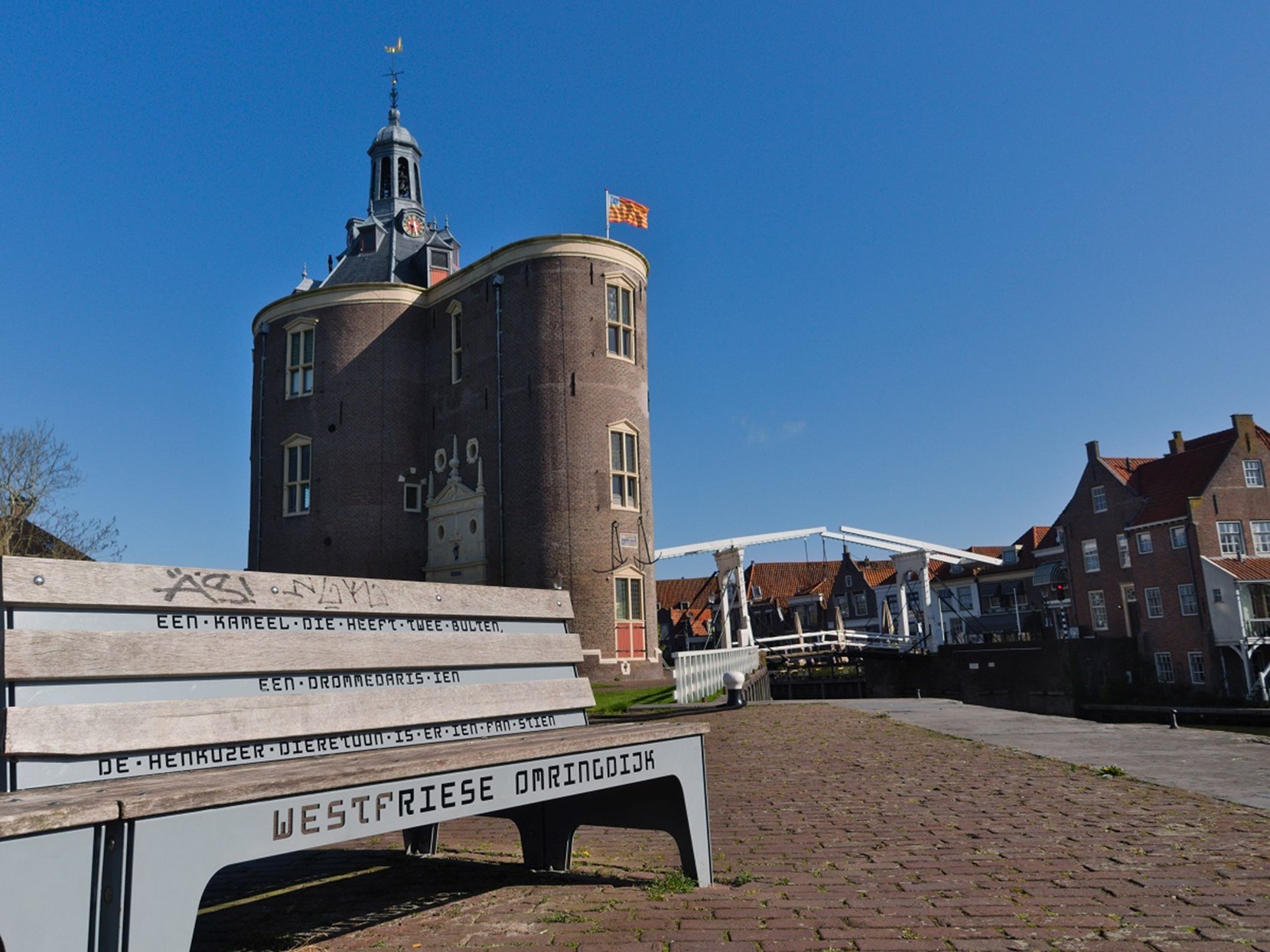Drommedaris met bankje Westfriese omringdijk