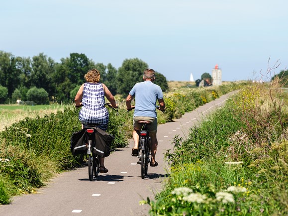 Fietsers op de Westfriese Omringdijk