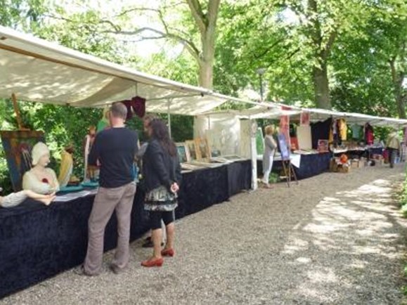 Vlooienmarkt in Snouck van Loosenpark