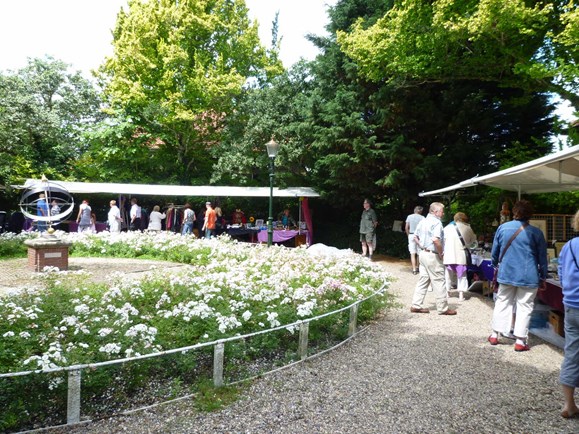 Vlooienmarkt in Snouck van Loosenpark