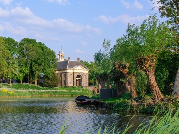 Uitzicht op de Koepoort vanaf het water