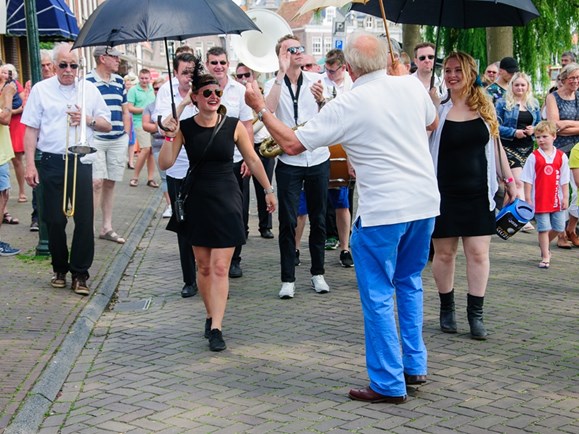 Muzikanten wandelen door stad tijdens Jazzfestival