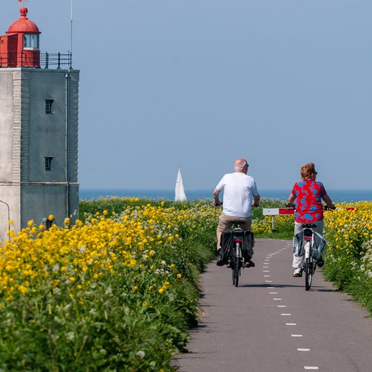 Fietsend langs de vuurtoren in Andijk