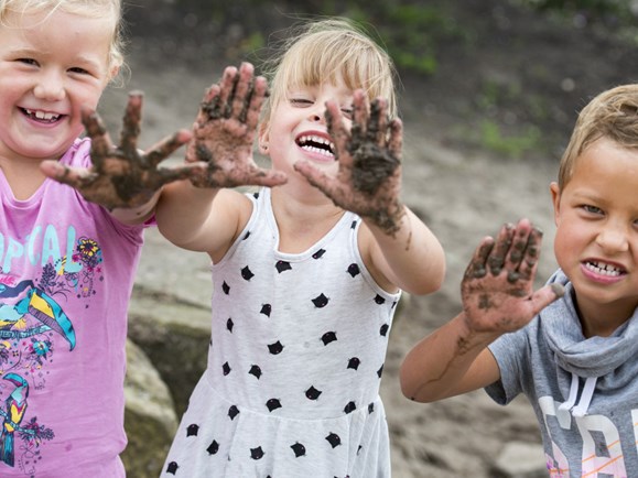 Kinderen spelen in modder