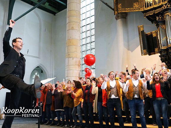Zingend koor tijdens Koopkorenfestival in kerk Enkhuizen