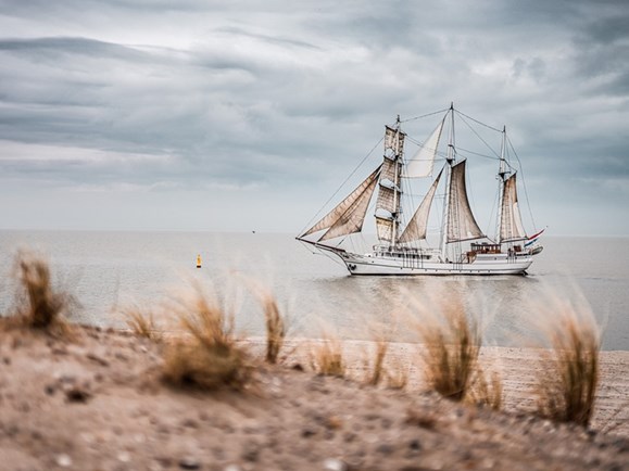 Zeilboot Abel Tasman met strand op voorgrond