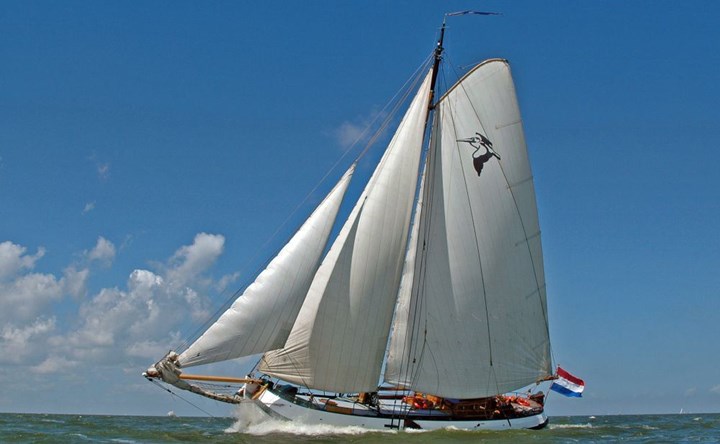 Tjalkjacht de Pelikaan op het water