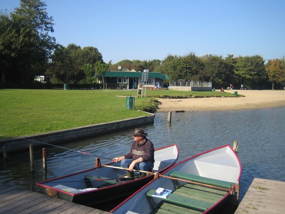 Visser in roeiboot