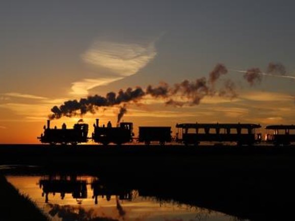 Stoomtram Hoorn-Medemblik bij zonsondergang