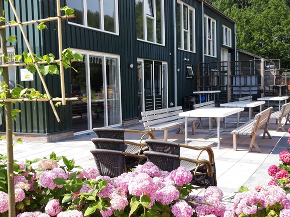 Terras van Groepsaccomodatie De Gouwe Droom