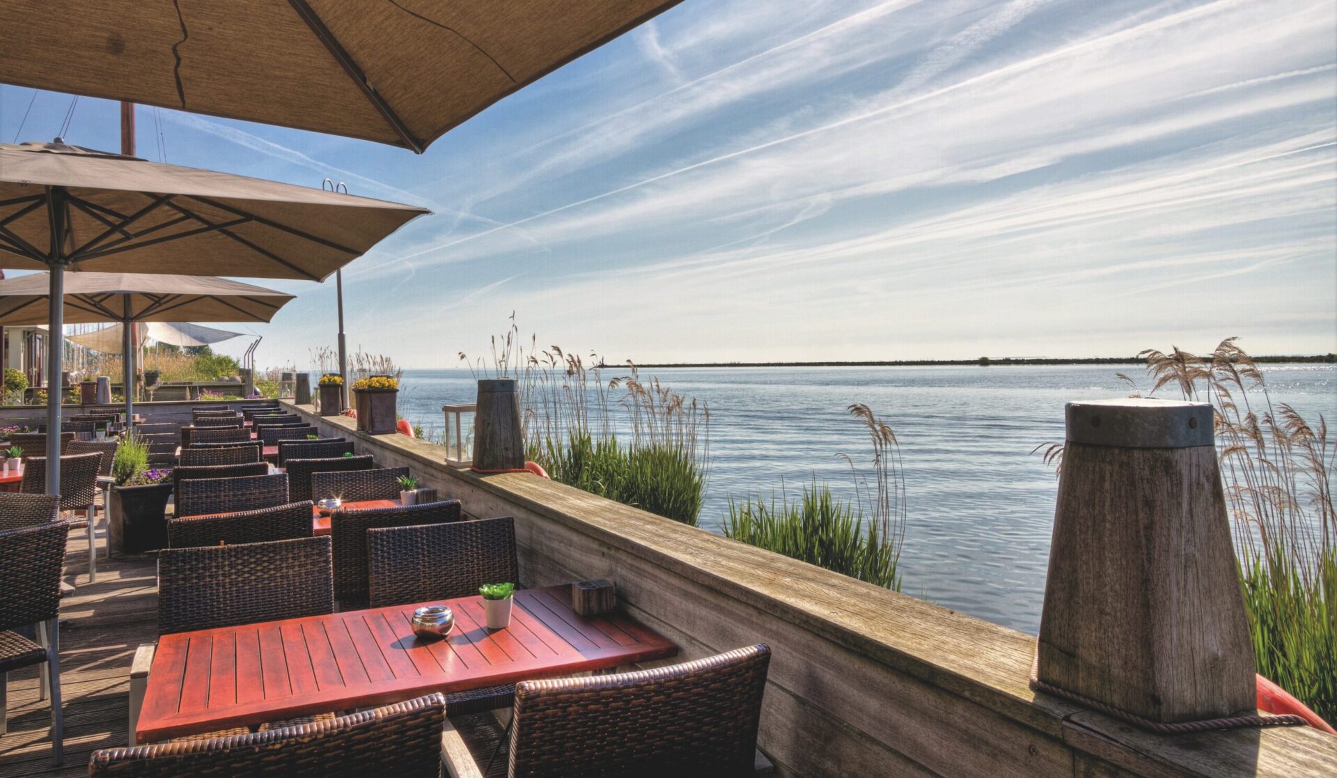 Terras bij Mastenbar met utizicht over het Ijselmeer