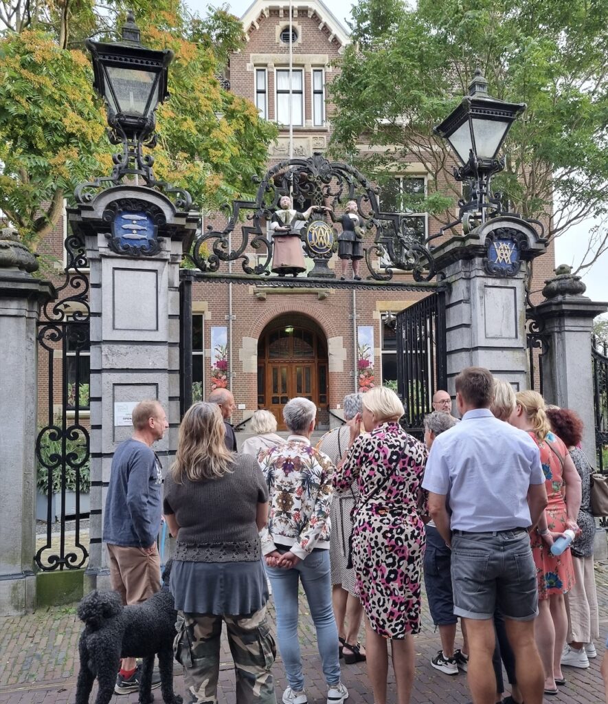 Stadwandeling voor de ingang van Sow to Grow