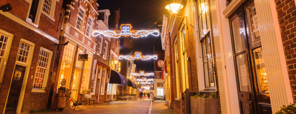 Winkelstraat Enkhuizen in de avond
