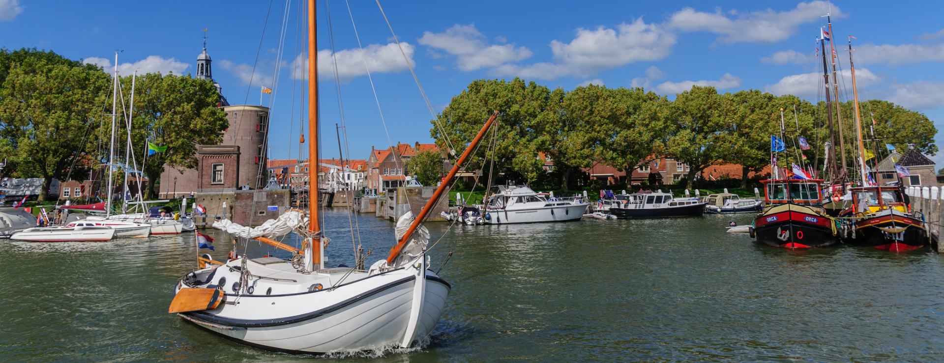 Zeilboot in de haven van Enkhuizen