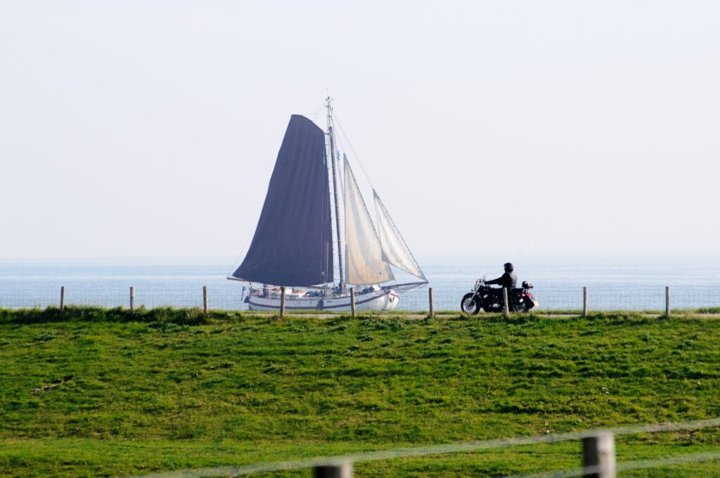 Met een motor over de Westfriese Omringdijk