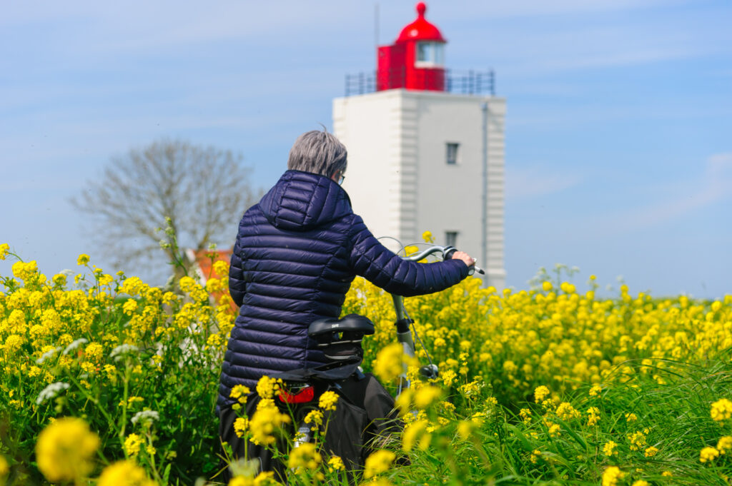 Met de fiets bij vuurtoren De Ven