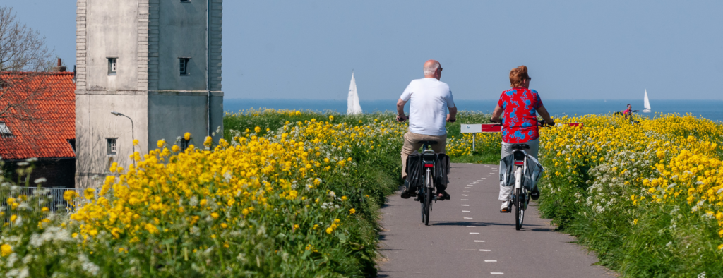 Fietsen langs Vuurtoren De Ven