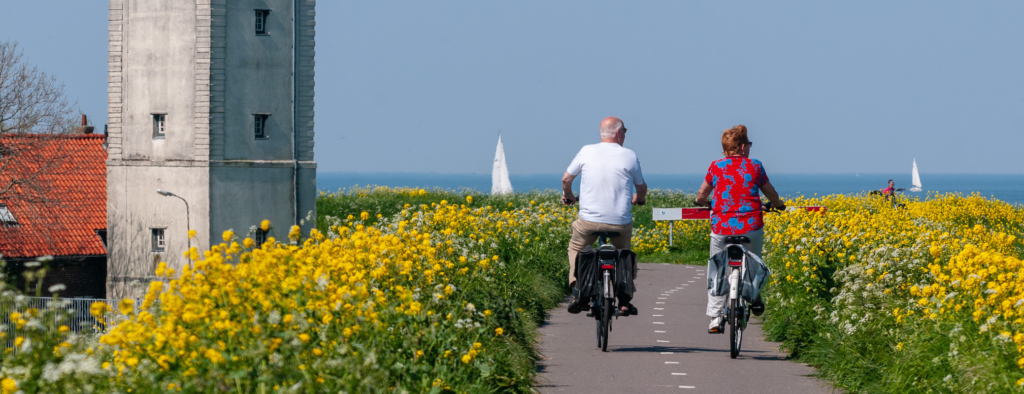 Fietsen langs Vuurtoren De Ven